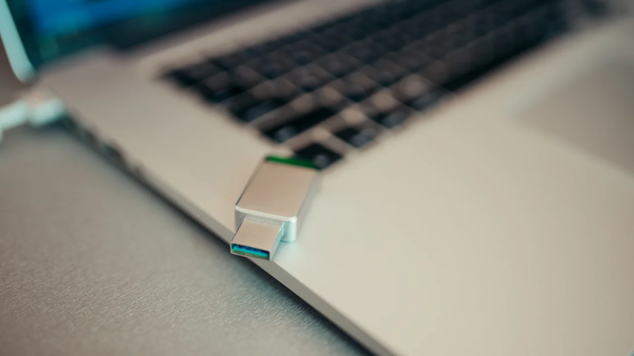 A USB flash drive used to create a bootable live Linux installer